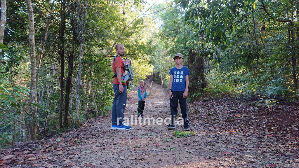 Gambar Bijih Timah Terokai terowong bijih  timah  di Sungai Lembing bersama 